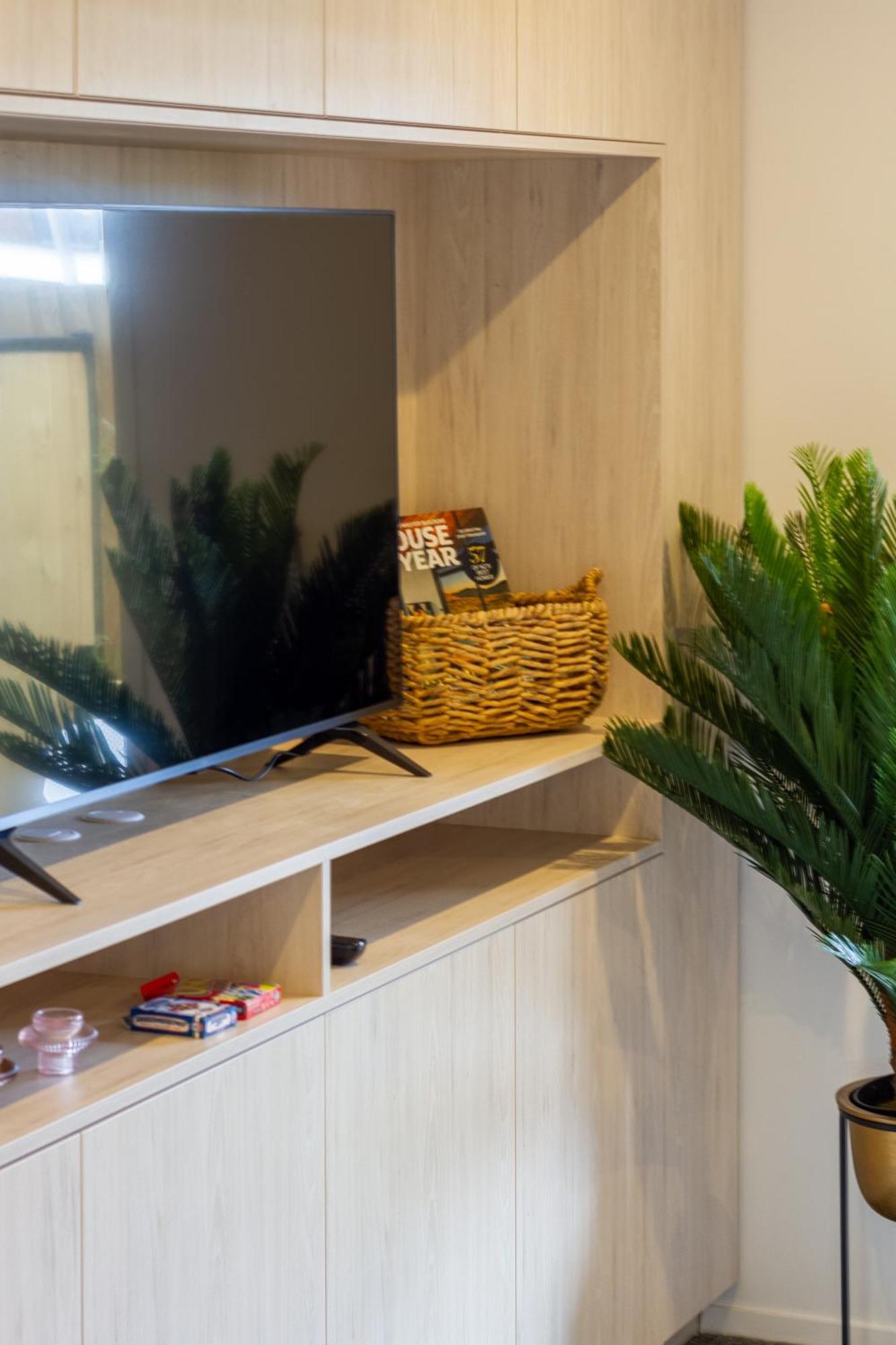 Downtown Comfort: Modern Studio With Backyard Christchurch Exterior photo