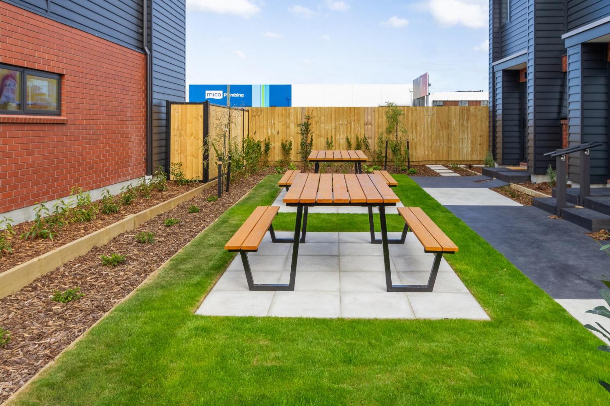 Downtown Comfort: Modern Studio With Backyard Christchurch Exterior photo